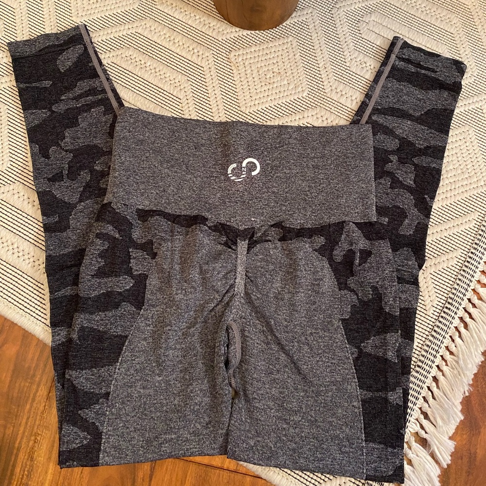 Curves N Combat Boots Gym Camo Women's Leggings